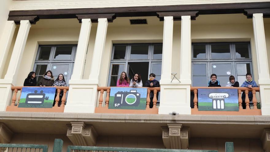 Els nens i les nenes han decorat els balcons de l&#039;escola.