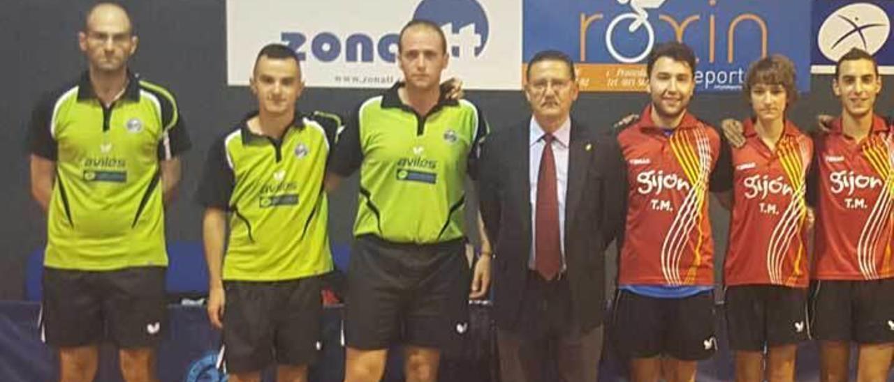 Los jugadores del Avilés y del Gijón en el primer partido liguero.