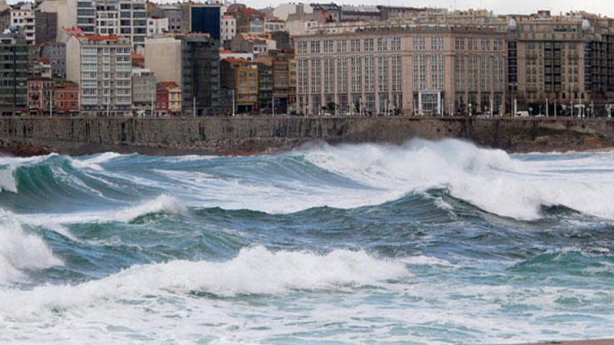 Oleaje en la bahía de A Coruña.