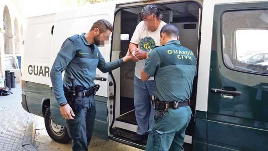 El detenido por quemar su piso en Sóller alega que sufre malos tratos