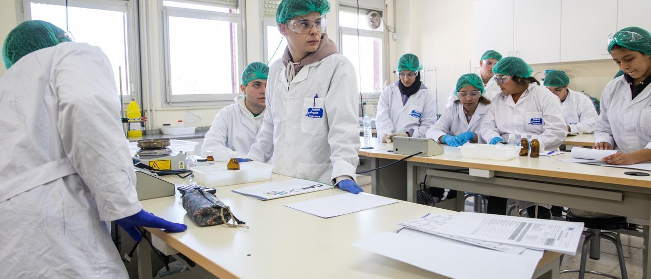 Alumnado de FP en el laboratorio de su instituto, el curso pasado en Catalunya.