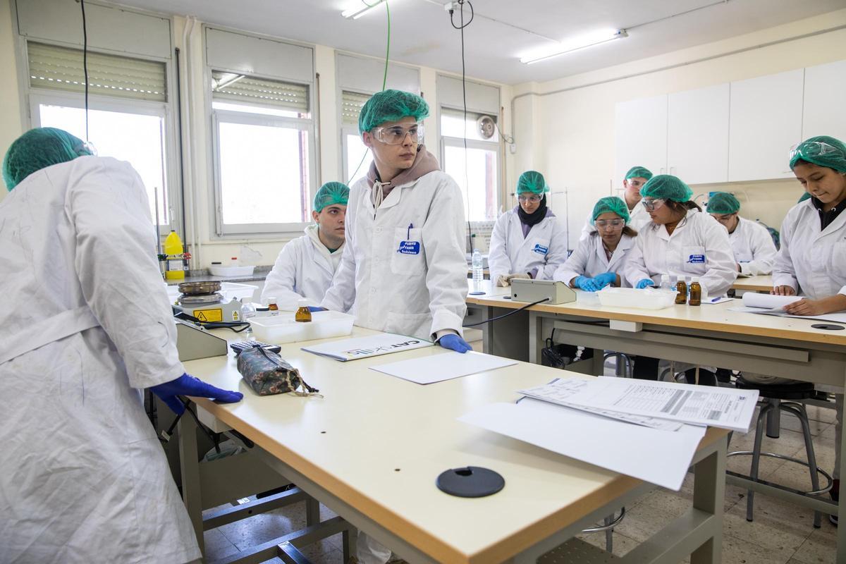 Alumnado de FP en el laboratorio de su instituto, el curso pasado en Catalunya.