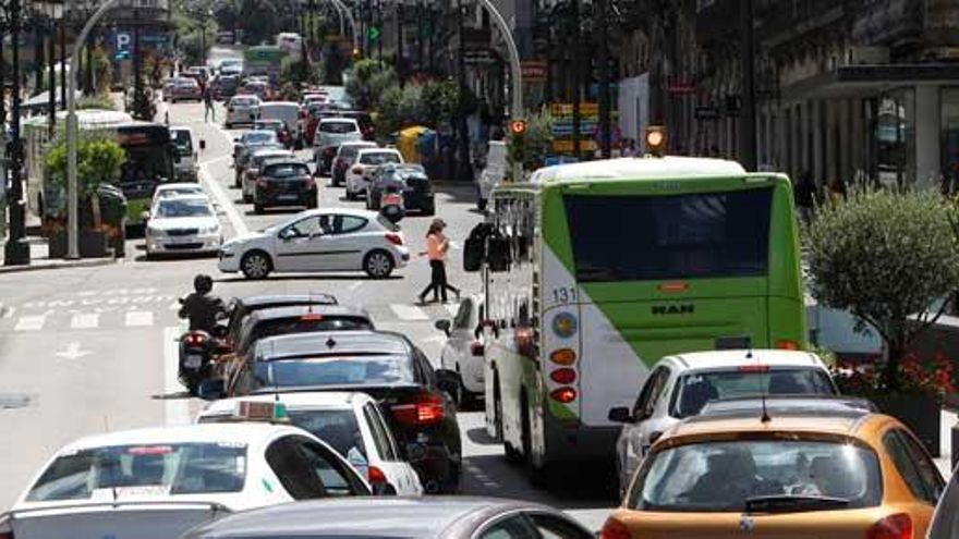 Tráfico en la calle Colón. // Ricardo Grobas