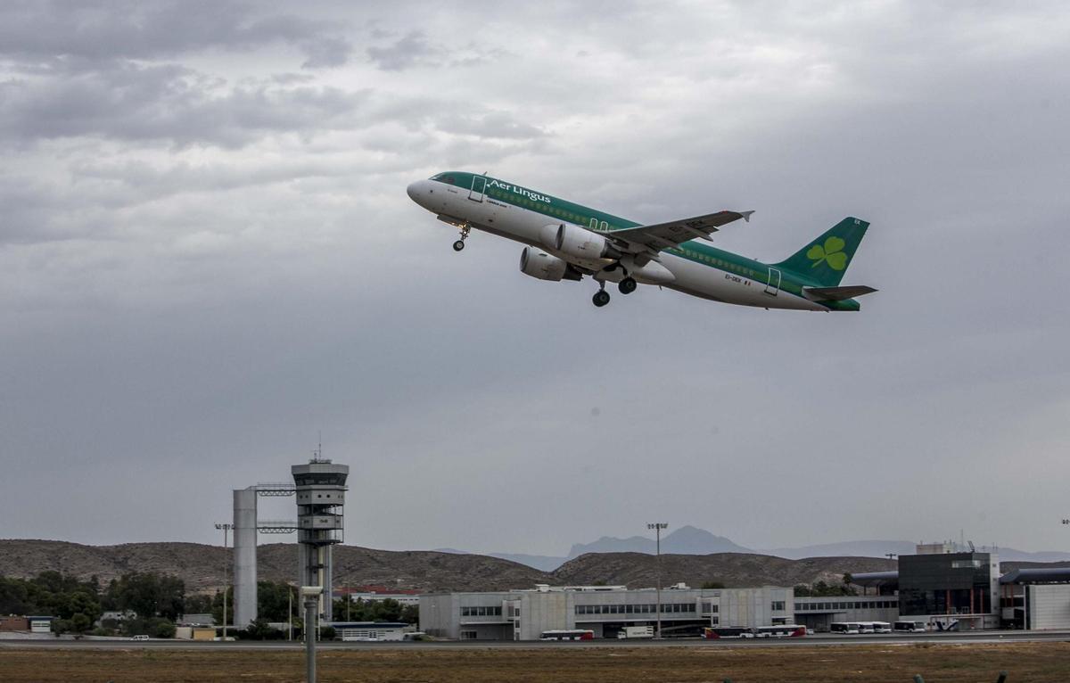 Un avión despegando del aeropuerto Alicante-Elche