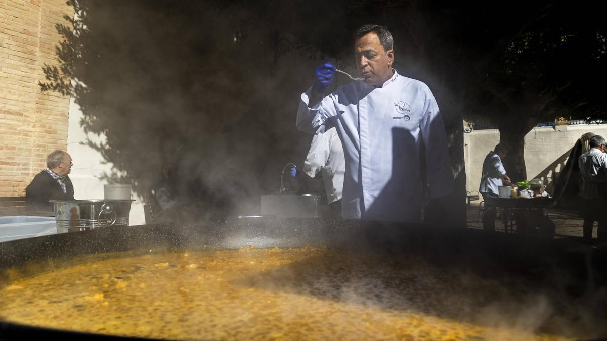 Un cocinero en la bienal del arroz en Cullera.