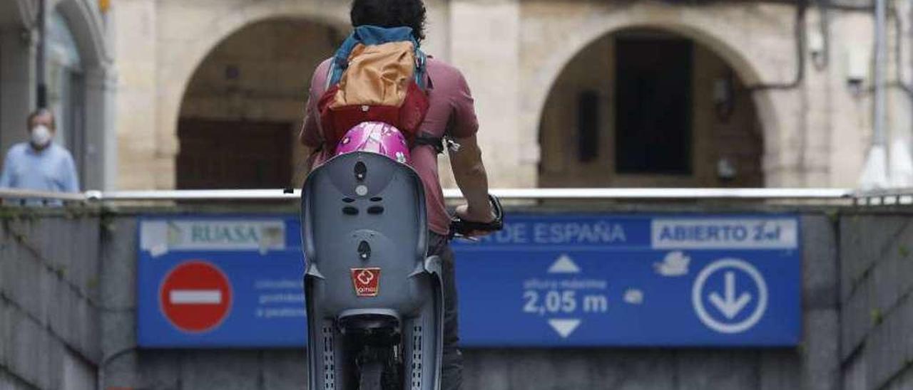 Un ciclista avanza por la calle Ruiz Gómez hacia El Parche.