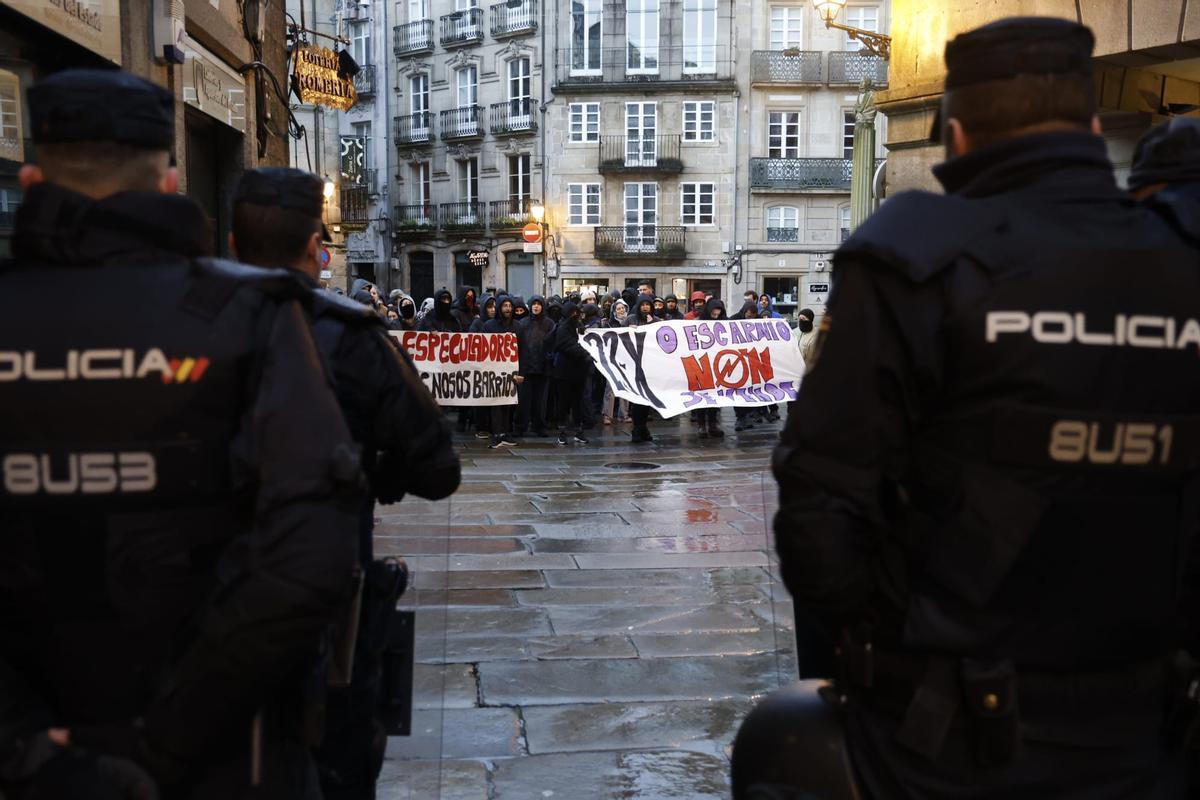 La propiedad del edificio desalojado en la Algalia refuerza la seguridad con alarma y guardias privados