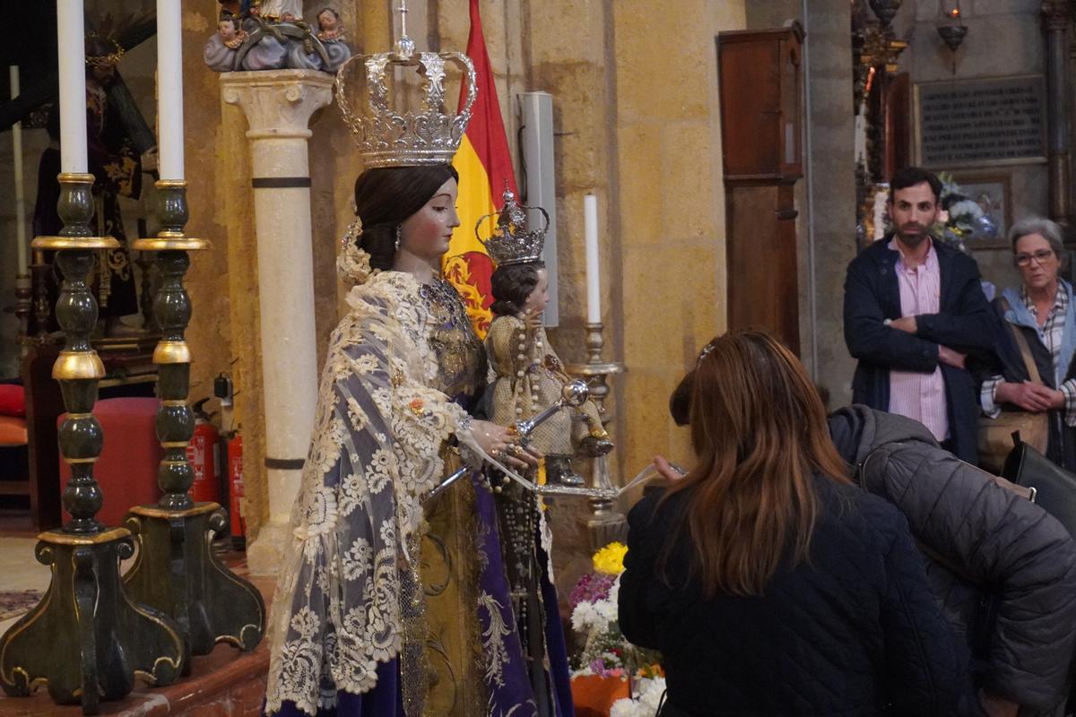 Los fieles acuden al besamanos de la Virgen de los Remedios