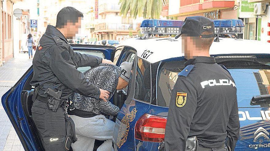 La Policía traslada al detenido por el apuñalamiento.