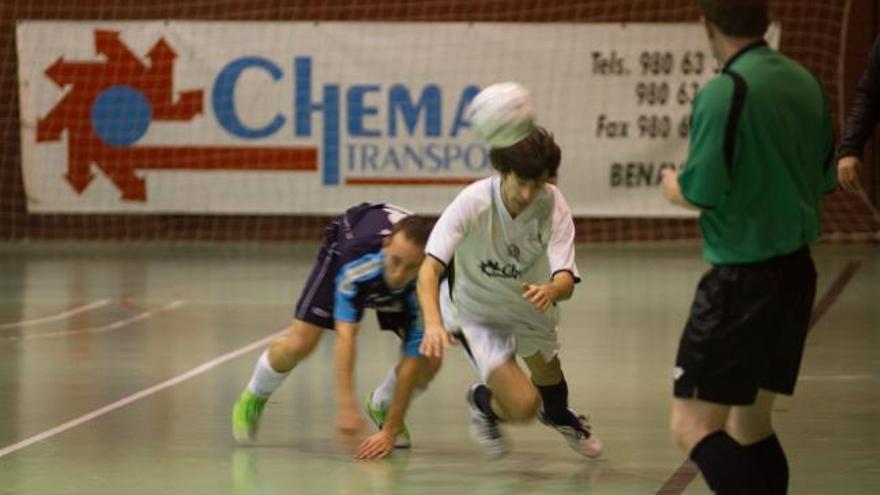 Un jugador del Transportes Chema cabecea el esférico.