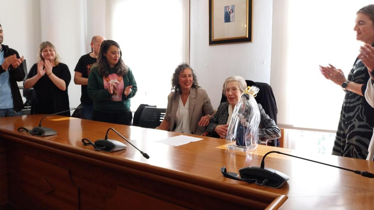 Amelia González recibe emocionada el aplauso del público del salón de plenos del Concello de Bueu.