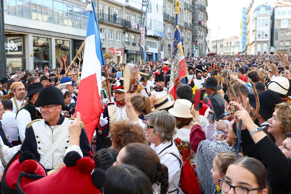 Los vigueses festejan su domingo más disfrutón: Reconquista, sol y mucho choripán