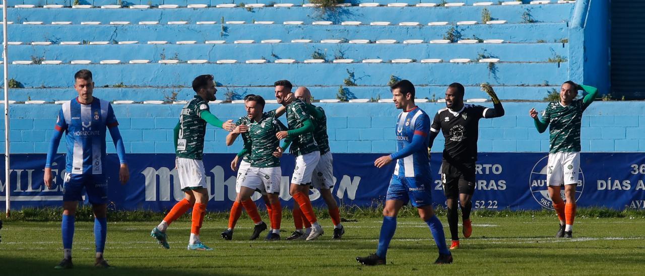 El portero del Guijuelo, a la derecha, celebra un gol con sus compañeros en el campo del Avilés.