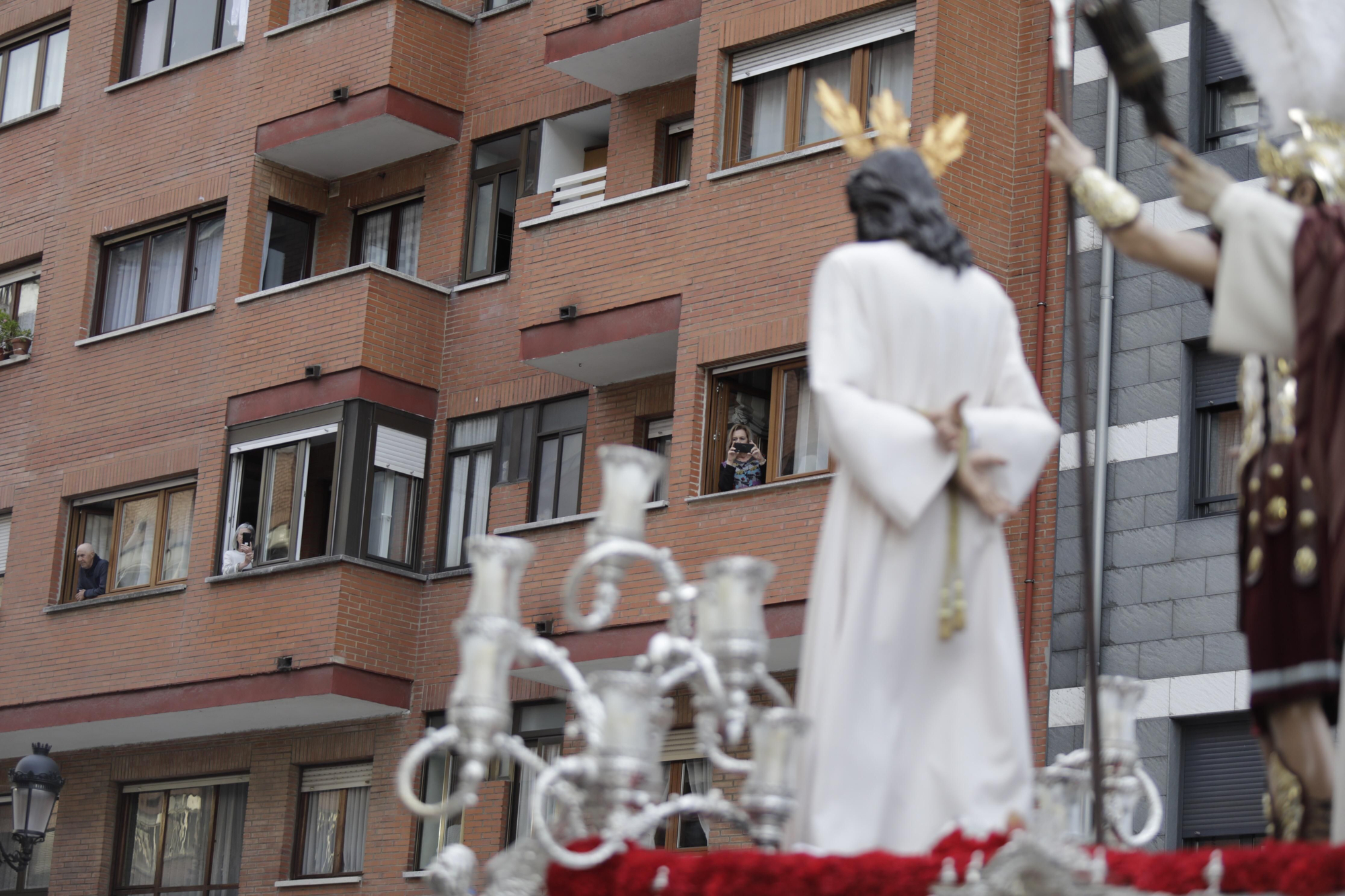 Los Estudiantes llevan al Señor de la Sentencia desde el cielo al Paraíso