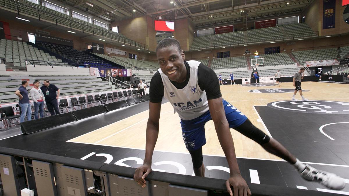 Moussa Diagne realiza estiramientos con Sito Alonso al fondo.