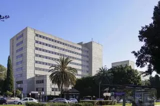 Evacuadas al hospital dos personas, una menor, tras el incendio de un piso en Málaga