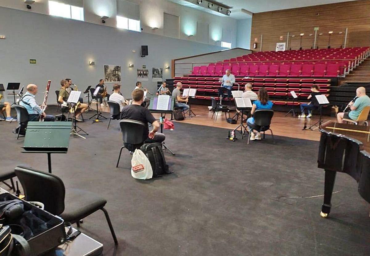 Díaz Alcaina dirige uno de los ensayos en la Casa de la Música, donde se han eliminado cinco filas de asientos.