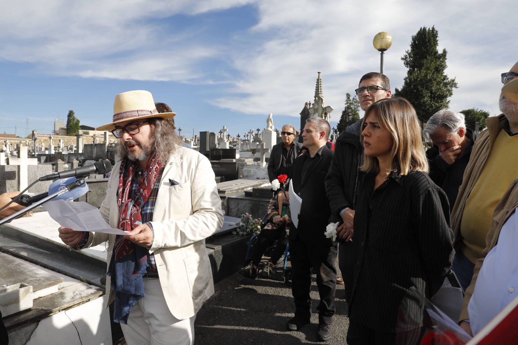 Versos con flores para Ángel González