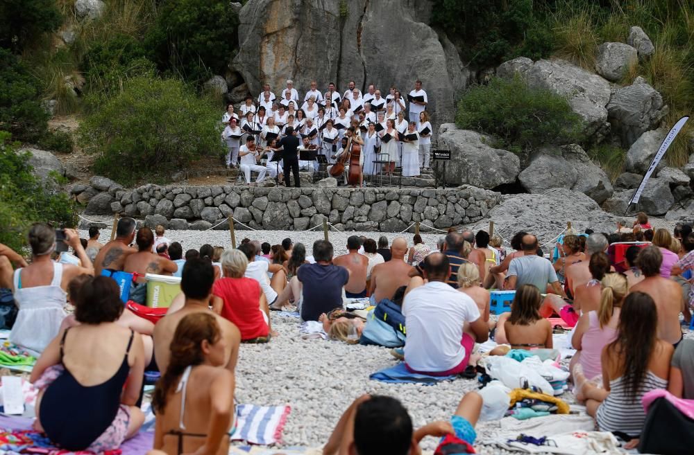 El concierto del Torrent de Pareis entusiasma a residentes y turistas