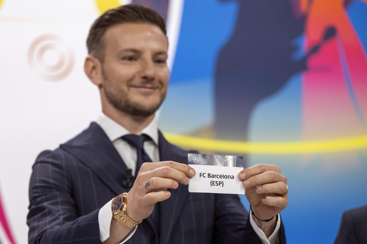 Ivan Rakitic amb el cartell del Barça durant el sorteig.