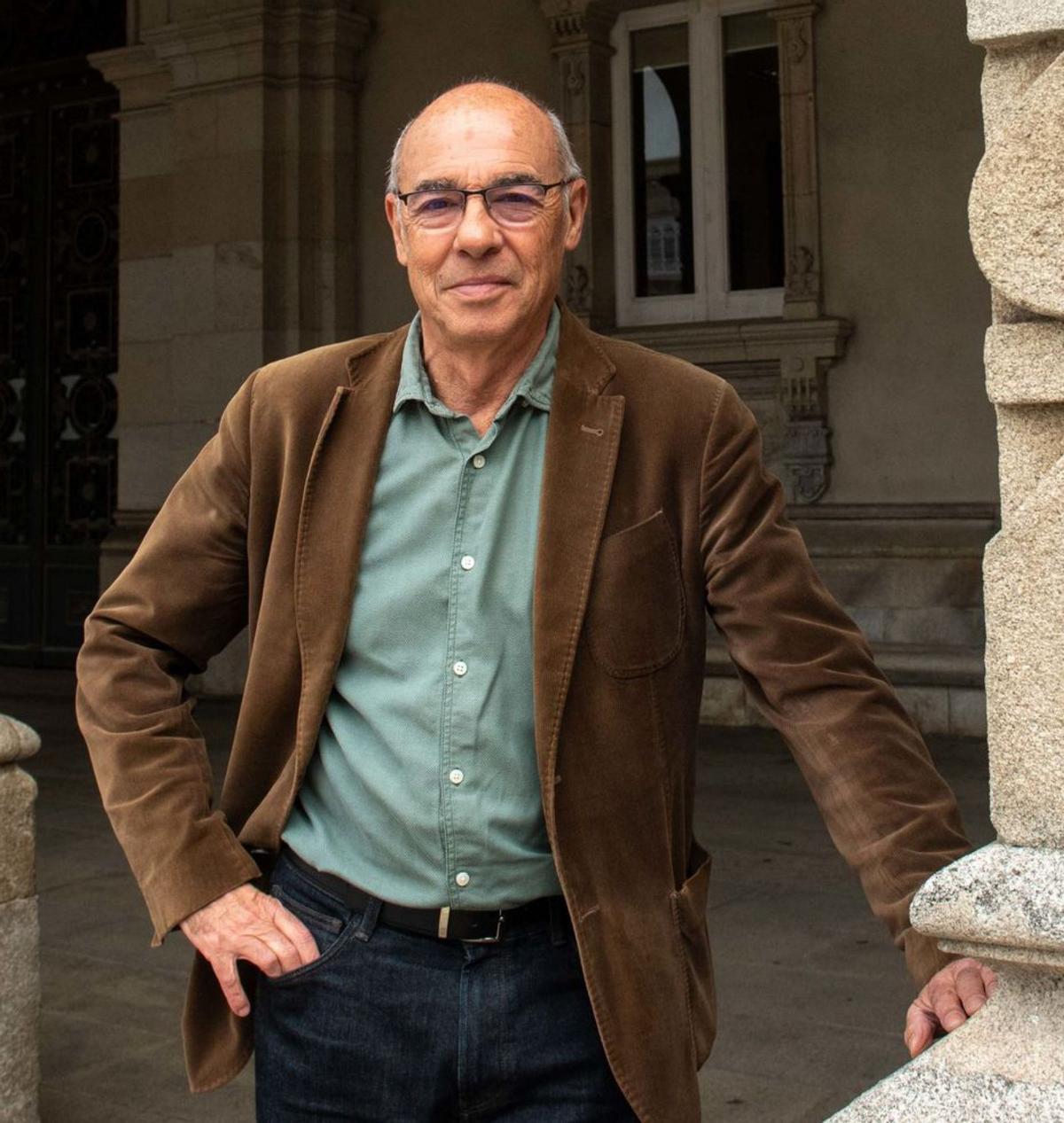 Francisco Jorquera, na entrada do Concello. |  Casteleiro