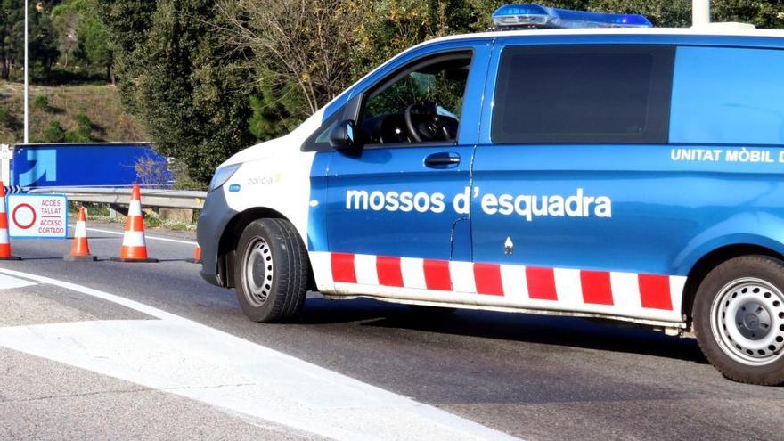 Un vehicle dels Mossos d&#039;Esquadra a l&#039;AP-7.