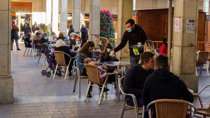 Una terraza situada en la plaza Santa Clara de Castelló.