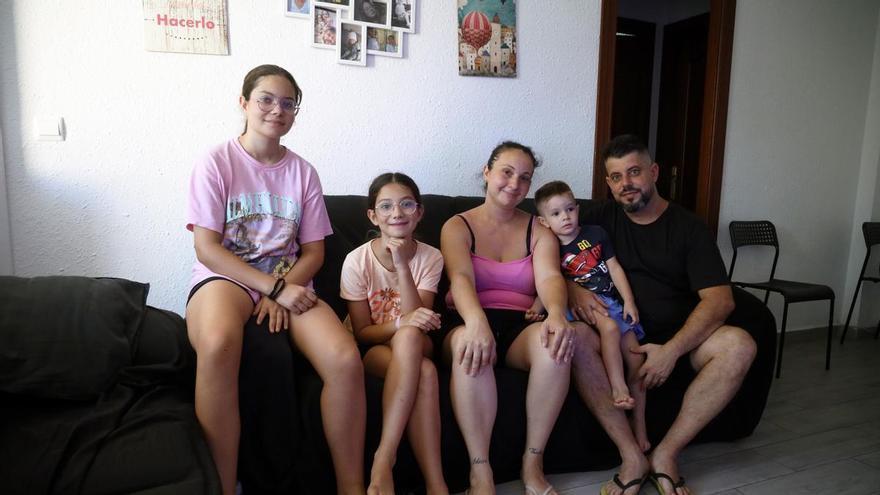 Comer o pagar el alquiler: la odisea de una familia que lleva 13 años a la espera de una VPO en Málaga