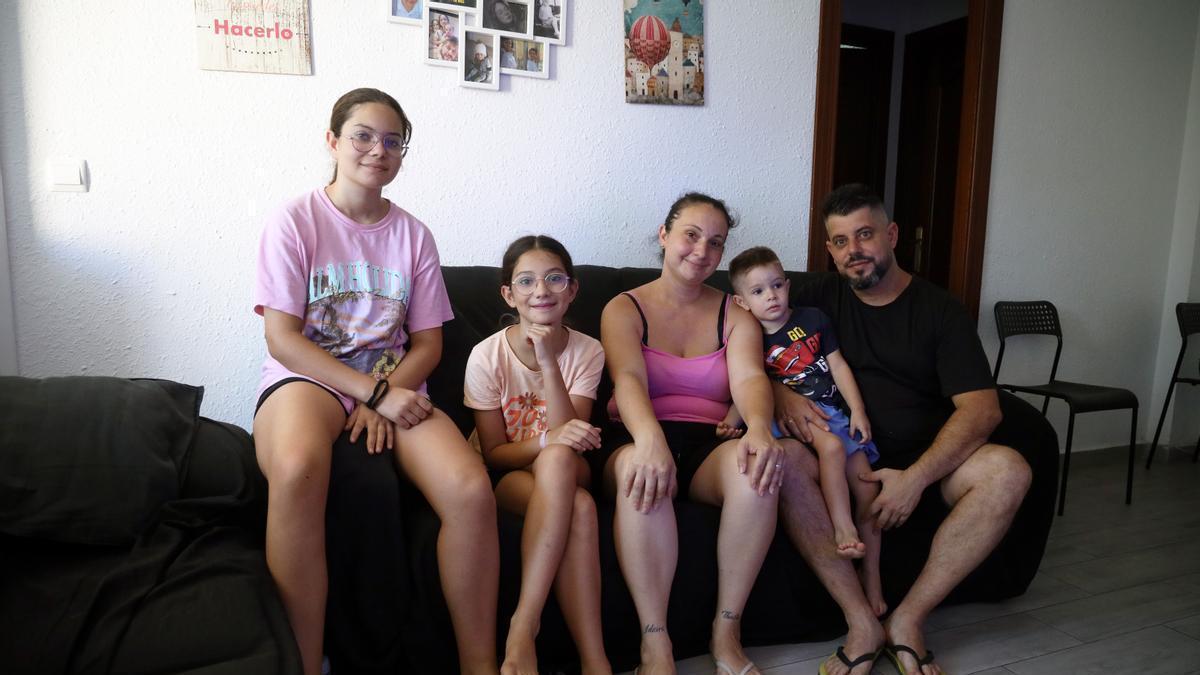 La familia Díaz López, en su casa.