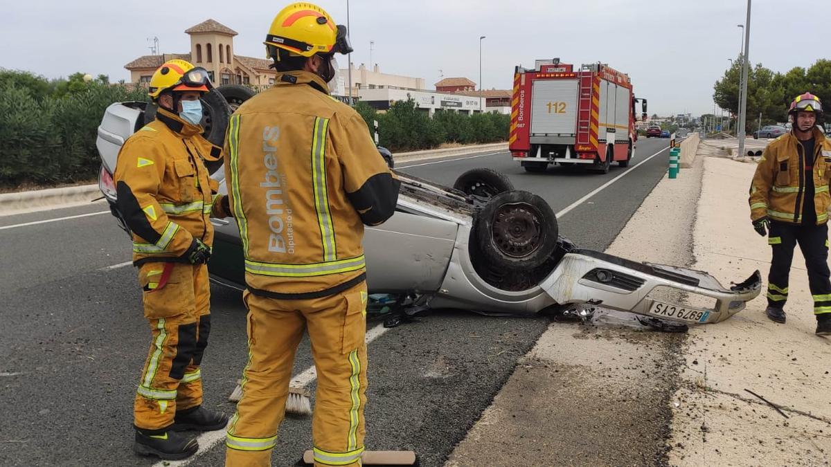 Imagen del coche volcado sobre la calzada en la N-332