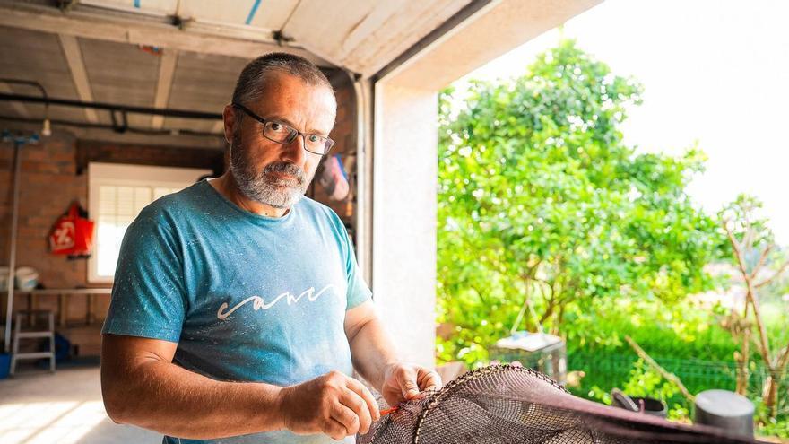 La flota gallega de la anguila, contra las cuerdas por los arroaces: «Nos pasamos 40 horas a la semana cosiendo redes»