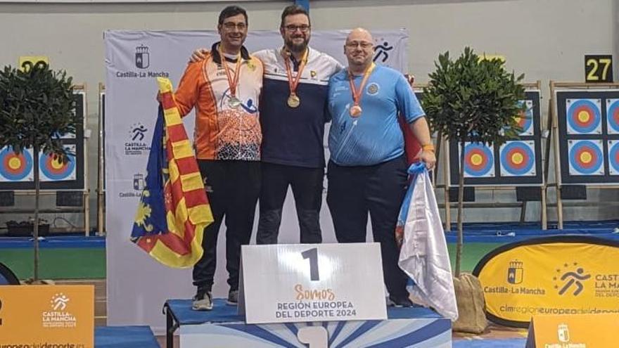 Antonio Rodríguez Vivas, a la izquierda, en el podio del Campeonato de España