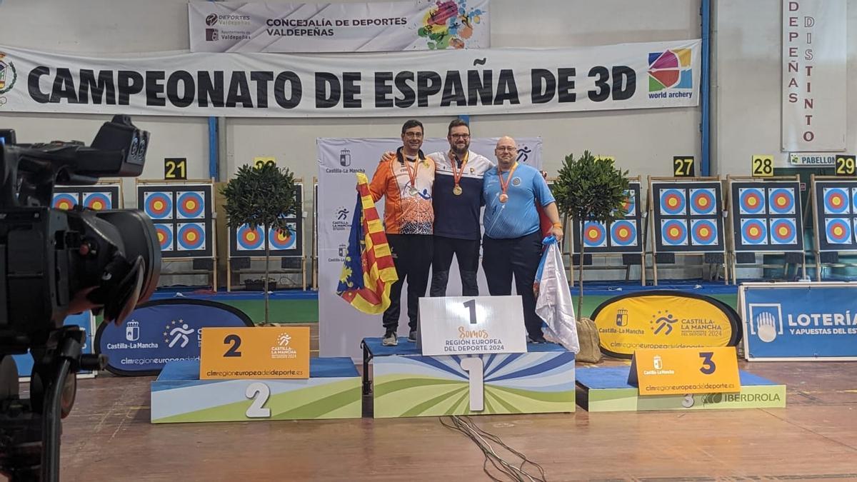 Antonio Rodríguez Vivas, a la izquierda, en el podio del Campeonato de España