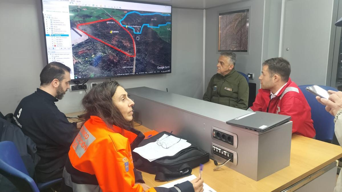 EN IMÁGENES: Buscan a un octogenario en la zona de Cudillero que cayó cuando fue a limpiar el monte