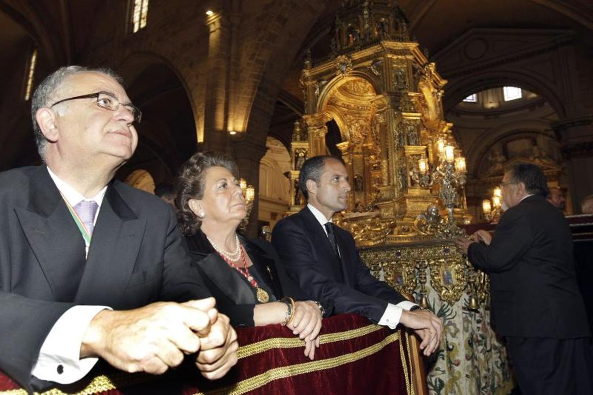 Juan Cotino, Rita Barberá y Francisco Camps, durante el Corpus de 2008, en la Catedral.