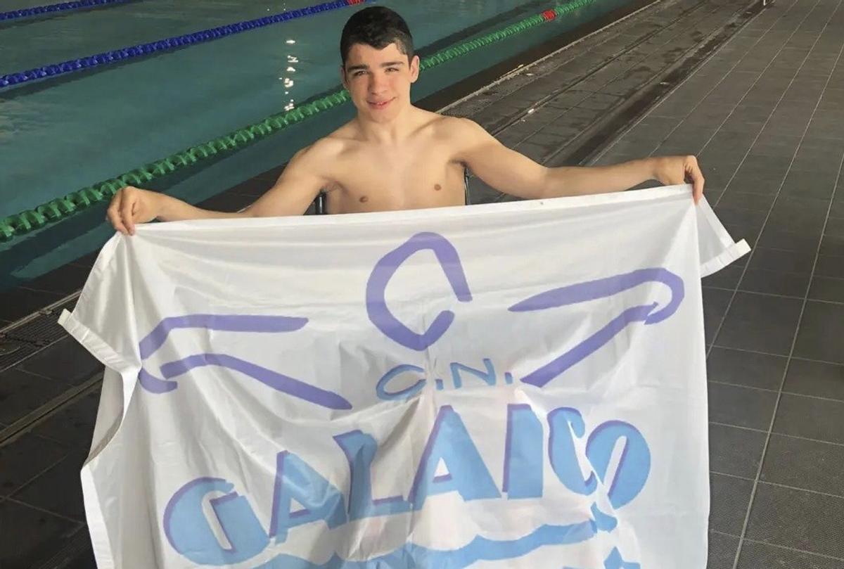 Marcos Otero, con la bandera del CN Galaico, su club durante nueve años.