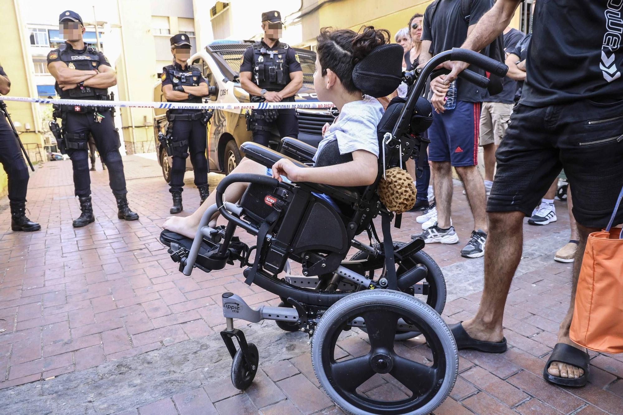 Desahucian en Alicante a una familia con un niño de 6 años que sufre parálisis cerebral