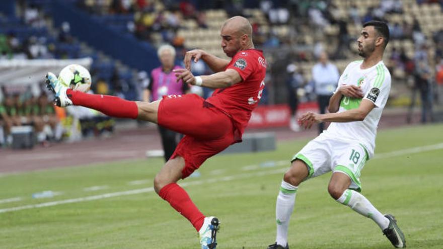 Aymen Abdennour (i), despeja un balón frente al centrocampista argenlino, Rachid Ghezzal (d).