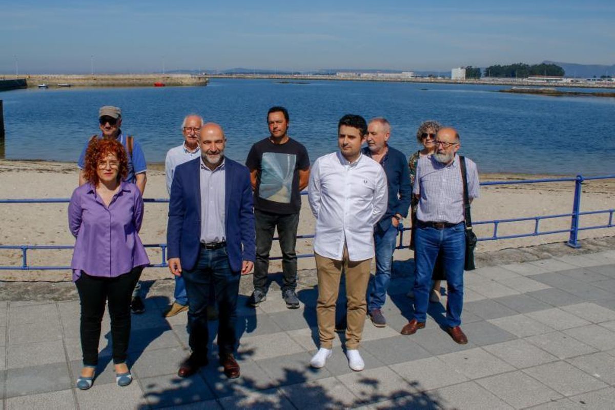 Los representantes del BNG en Cambados, ayer. | // IÑAKI ABELLA