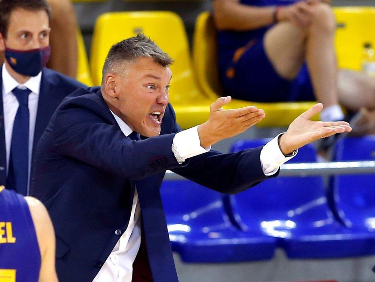 GRAF8044. BARCELONA, 20/09/2020.- El entrenador lituano del Barça, Saras Jasikevicius, da instrucciones durante el partido correspondiente a la primera jornada de la Liga Endesa de baloncesto disputado ante el Hereda San Pablo Burgos, este domingo en el Palau Blaugrana de Barcelona. EFE/Toni Albir