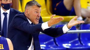 GRAF8044. BARCELONA, 20/09/2020.- El entrenador lituano del Barça, Saras Jasikevicius, da instrucciones durante el partido correspondiente a la primera jornada de la Liga Endesa de baloncesto disputado ante el Hereda San Pablo Burgos, este domingo en el Palau Blaugrana de Barcelona. EFE/Toni Albir