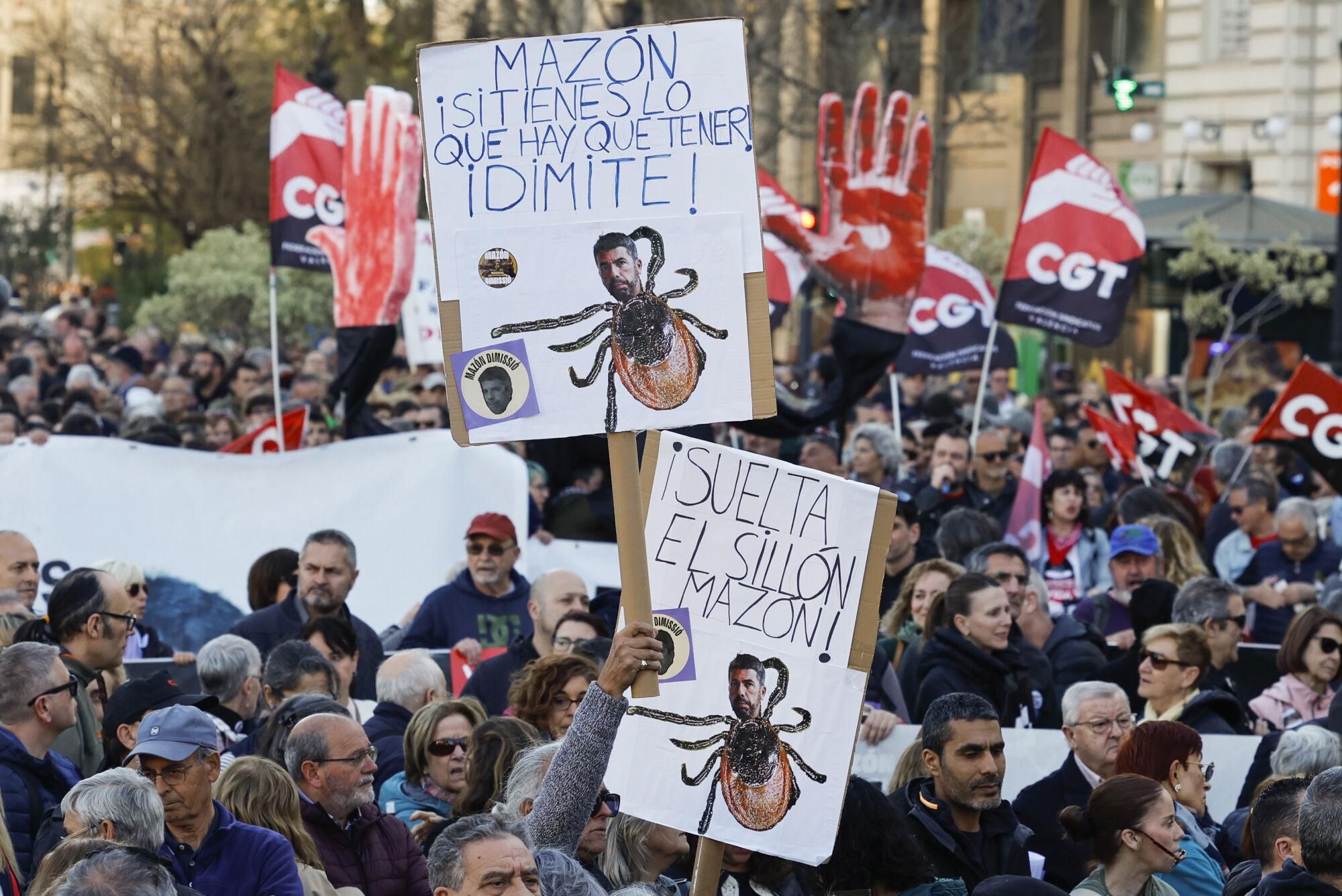 VALENCIA, 29/03/2025.- Sexta manifestación en la ciudad de València para reclamar la dimisión del president de la Generalitat Valenciana, Carlos Mazón, por su gestión de la dana del pasado 29 de octubre, este sábado, día en que se cumplen cinco meses de la catástrofe. EFE/ Ana Escobar