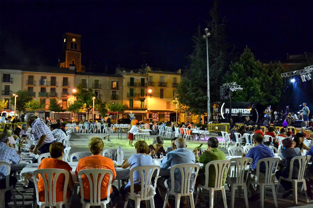 Sopar de revetlla a la plaça de Sant Joan, dins de la celebració de la Nit de Sant Joan a Súria