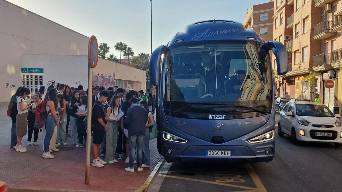 Autobús de transporte de estudiantes a las PAU.