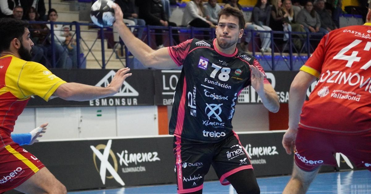 David Estepa controla el balón en un encuentro de esta temporada.