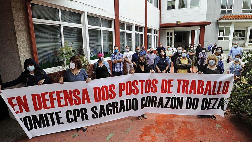 El comité estuvo arropado por representantes políticos locales a las puertas del centro.