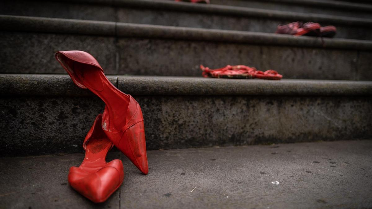 Protestas con unos zapatos rojos en El Rosario.