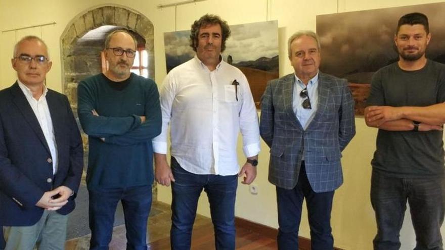 Por la izquierda, el director general de Política Lingüística, Antón García; los artistas José Ramón Calderón y Gonzalo Prieto; el director de zona de Caja Rural, José Ramón González, y el concejal de Cultura de Valdés, Ismael González, durante la inauguración.  | A. M. S.