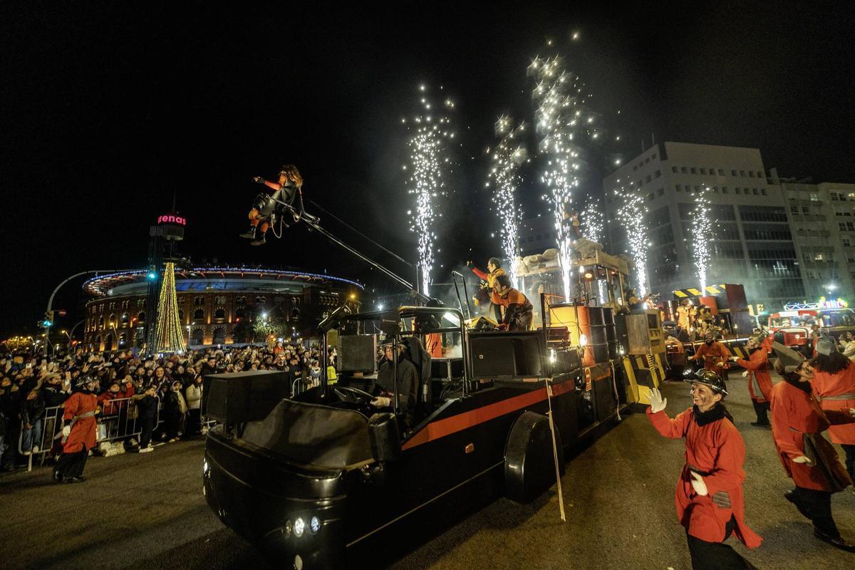 Miles de personas colman la costa de Barcelona para dar la bienvenida a los Reyes Magos