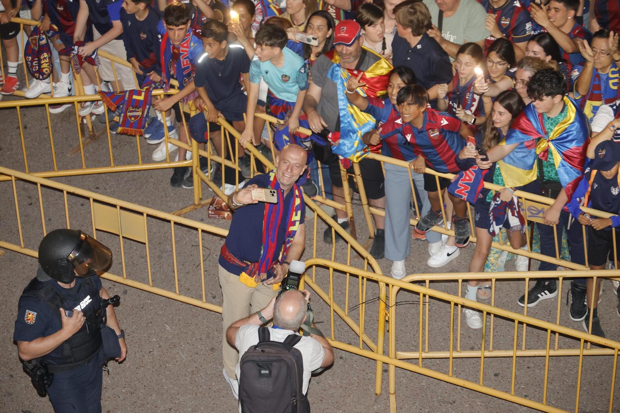 Todas las fotos de la rúa del Levante UD por su ascenso a Primera División